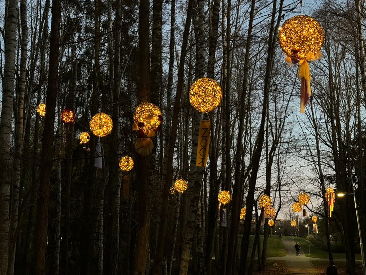 Ljusslinga med lysande bollar hänger i skogsdungen mellan Linrepevägen och Bandstolsvägen.