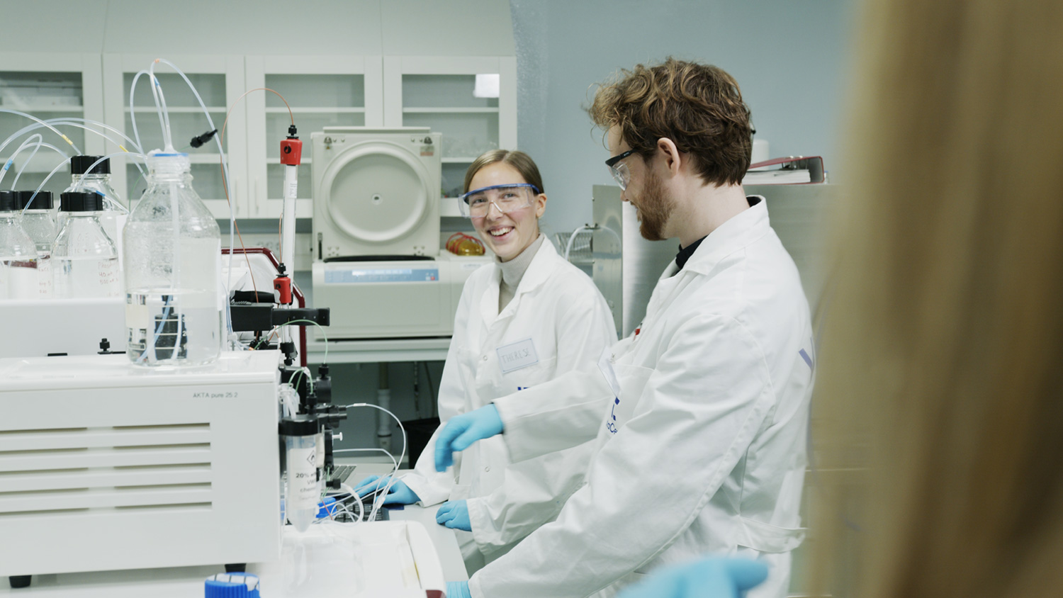 Två personer i laboratorium på Testa Center