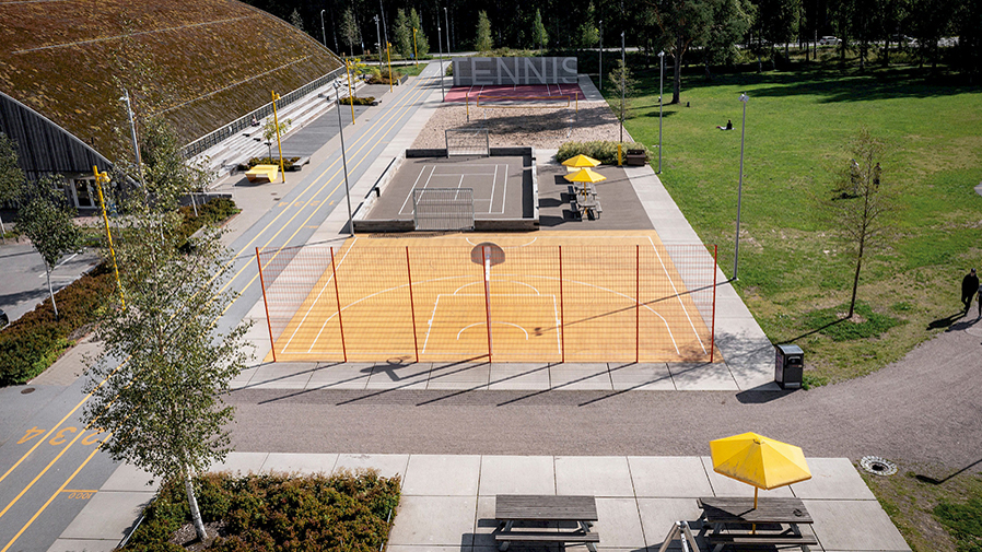 Basket-, bandy-, volleyboll- och tennisplaner utomhus i Solvallsparken.